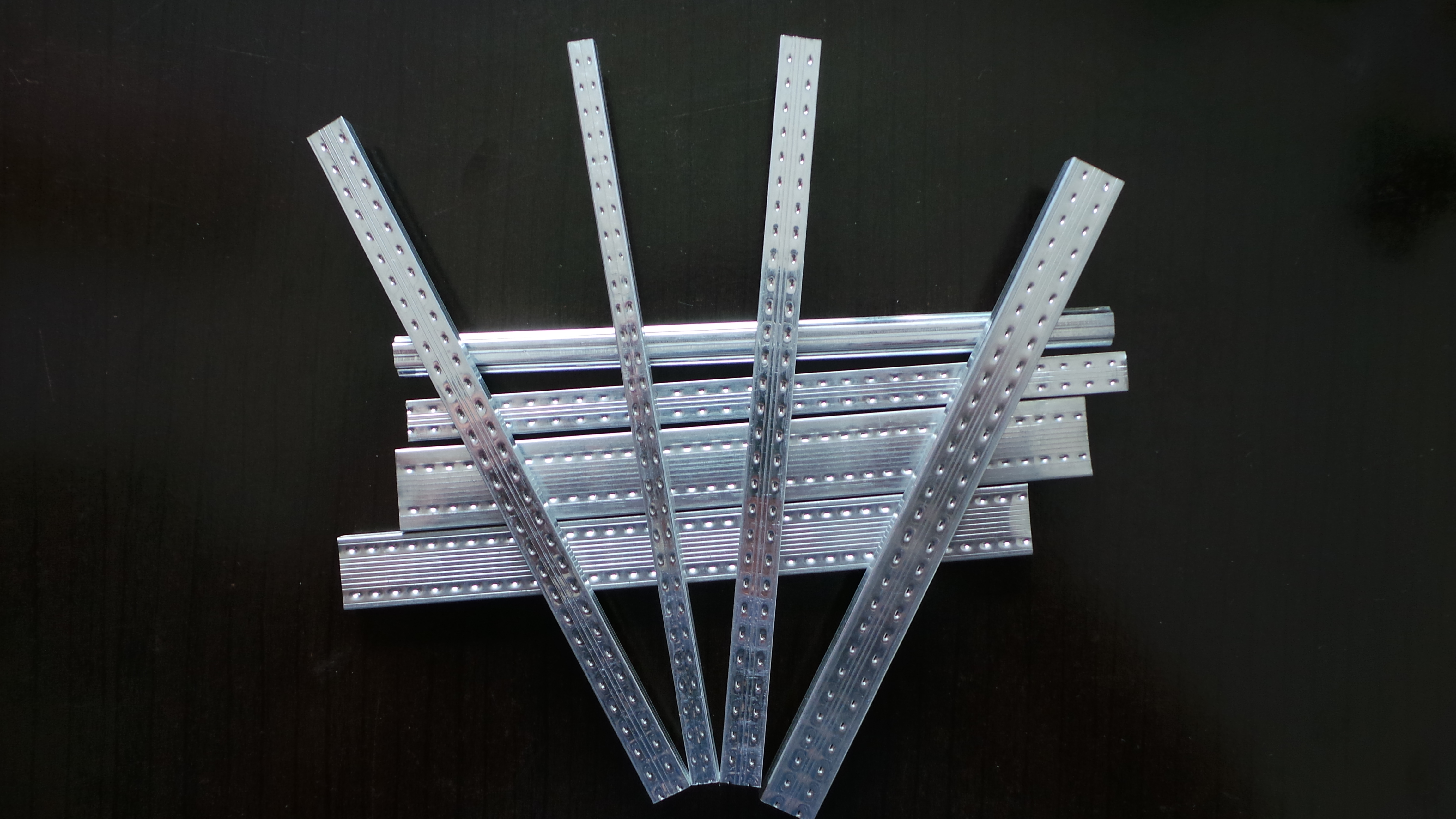 Bendable aluminum spacer bar | U